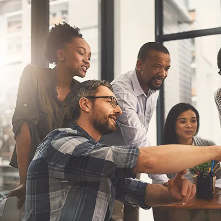 Imagem da primeira dobra do site AEVO, apresentando quatro pessoas em primeiro plano conversando em um contexto corporativo