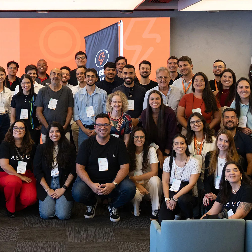 Foto com colaboradores da AEVO, clientes e convidados do Clube de Inovação AEVO, uma iniciativa voltada à comunidade de parceiros da AEVO