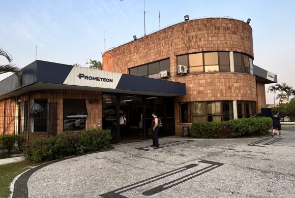 Foto tirada em frente à fábrica da Prometeon por uma das pessoas colaboradoras da AEVO, durante visita