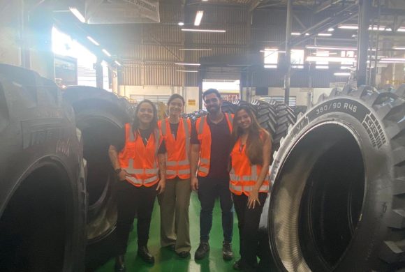 Imagem feita de colaboradores da AEVO em visita à fábrica da Prometeon