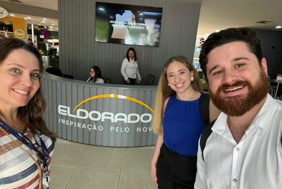 Imagem de três profissionais da AEVO em visita à Eldorado, uma de suas clientes