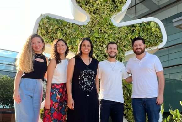 Imagem de colaboradores da AEVO e da VIVO em uma visita à sede da VIVO