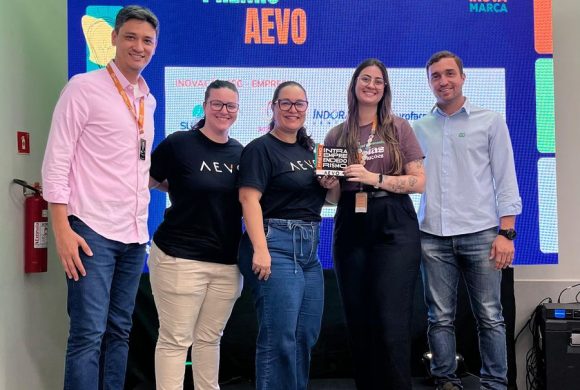 Imagem de representantes da AEVO com uma de suas empresas clientes celebrando o recebimento do Prêmio de Intraempreendedorismo