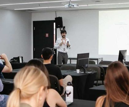 Imagem da seção de consultoria em cultura e engajamento - mostrando uma apresentação feita pela consultoria AEVO