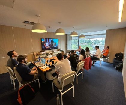 Imagem de uma reunião do time AEVO com clientes