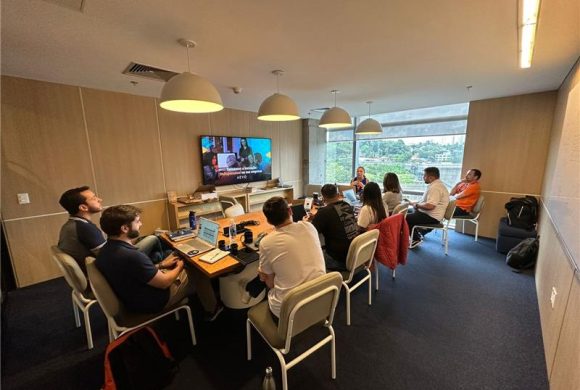 Imagem de uma reunião do time AEVO com clientes