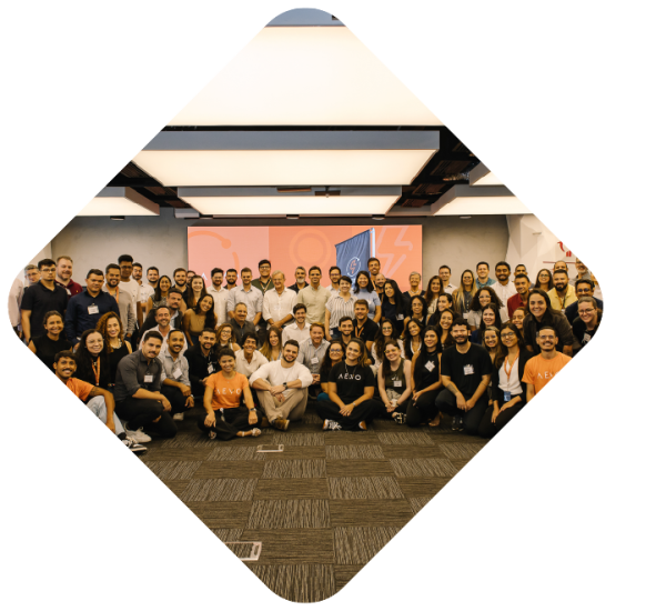 Seção sobre nós - a AEVO - com foto do time AEVO em mais um evento do Clube de Inovação AEVO